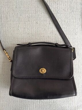 Classic Coach Court Bag with Leather Turn-Lock Crossbody Bag in Black